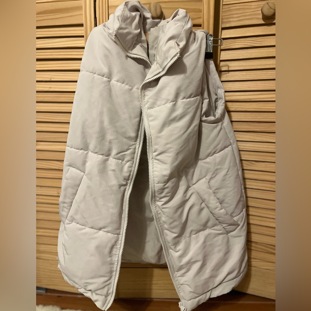 H&M Tan Puffer Vest
Woman’s Size XS